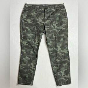 Style & Co | Camouflage Curvy Skinny Leg Pants 18 Short